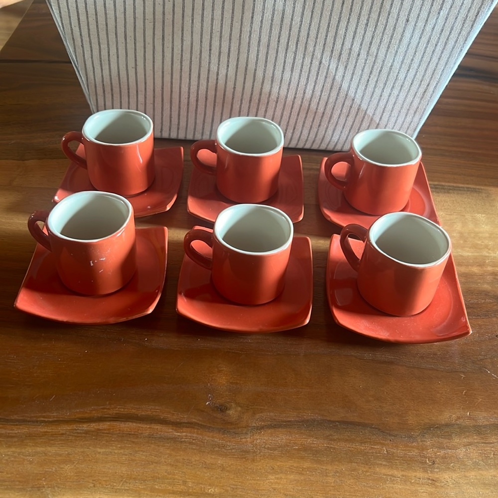 Set of 6 tea or late mugs with the plate